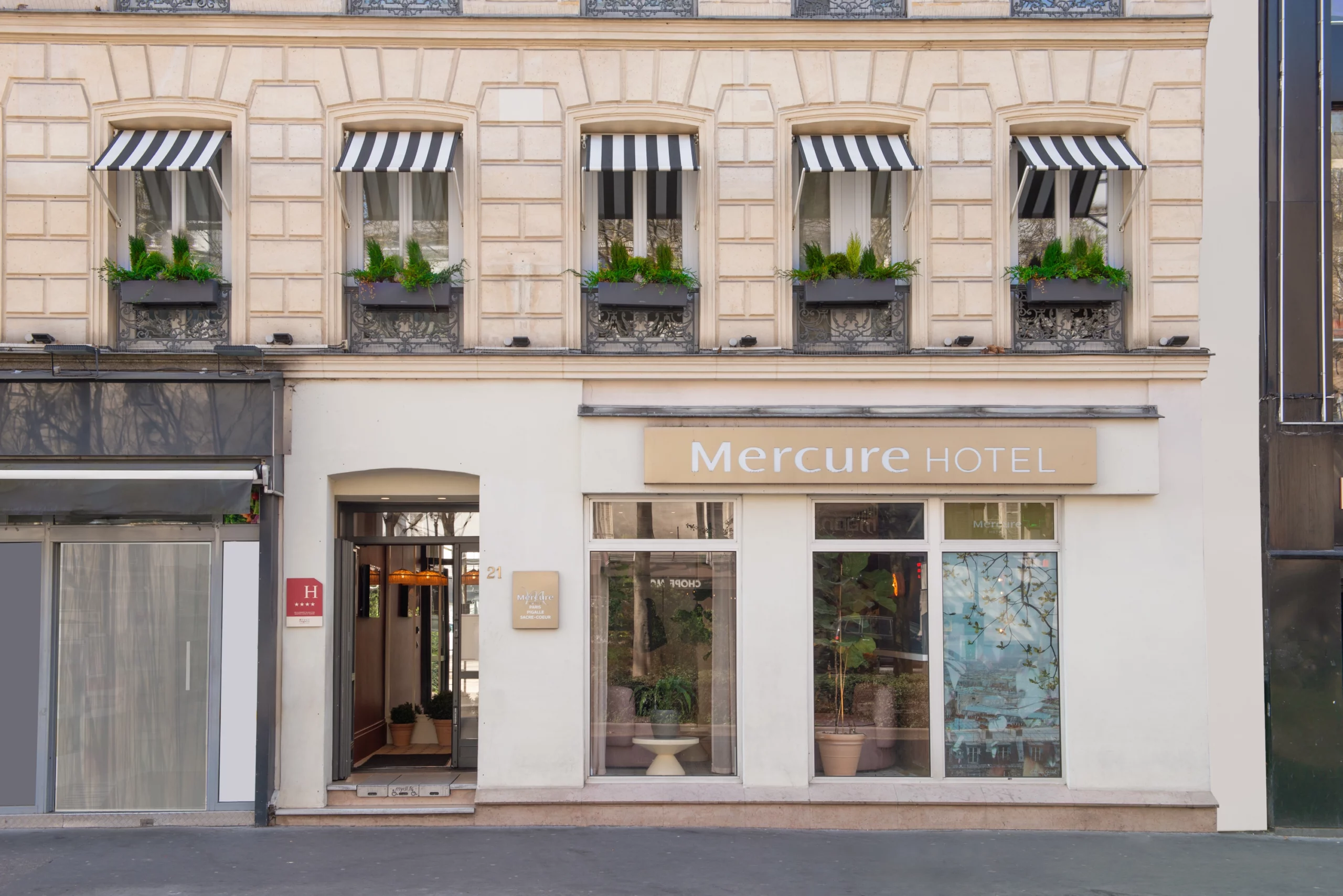 façade hôtel paris pigalle sacré-cœur 